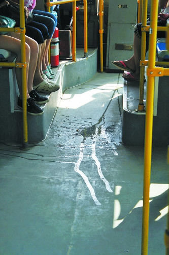 女子公交车上为孩子把尿 引起其他乘客不满