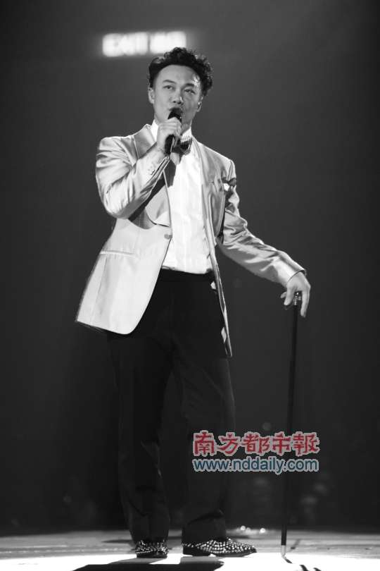 彭羚十年后重出山 陈奕迅拄拐杖登台撑好友(图