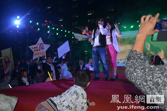 内地 正文 粉丝团 日前,著名藏族青年歌手索南扎西协同央金兰泽