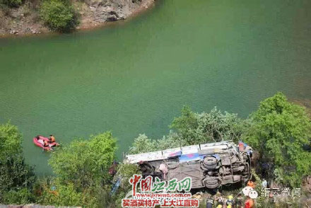 江西牌照客车在浙江坠崖 已致3人死亡_江西频
