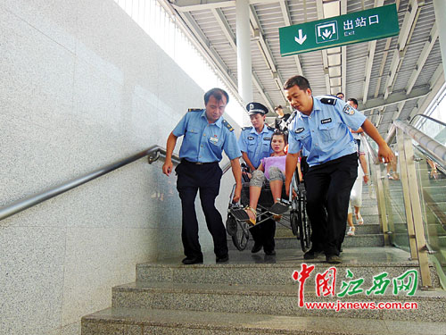列车上孕妇羊水破了 南城站铁警联手车站人员
