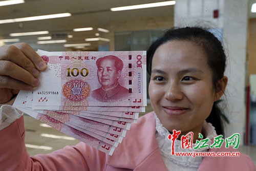 土豪金版百元钞来袭 一般商店验钞机验不出