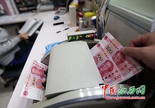 土豪金版百元钞来袭 一般商店验钞机验不出