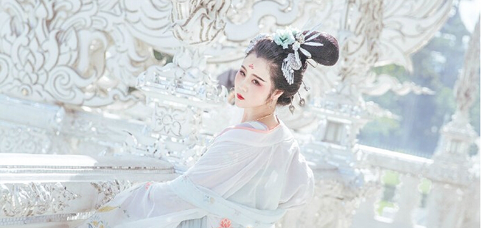 中国女孩穿汉服在泰国寺庙拍写真 红遍泰国网