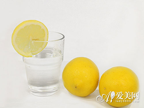  清晨来杯柠檬水! 营养师推荐10大抗衰食品 