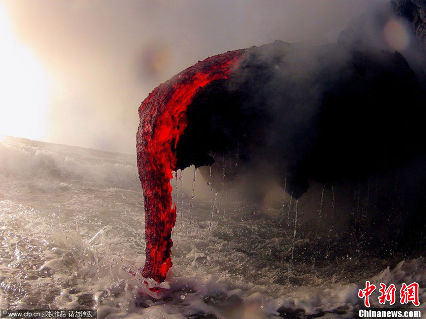 高清组图:摄影师冒险近距离拍摄岩浆入海震撼画面
