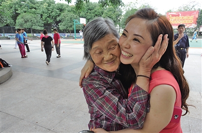 开保时捷跑车的 女居委会主任高清图片