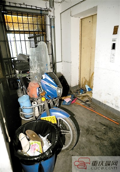 18层居民楼电梯停运8年 84岁老人花半小时爬