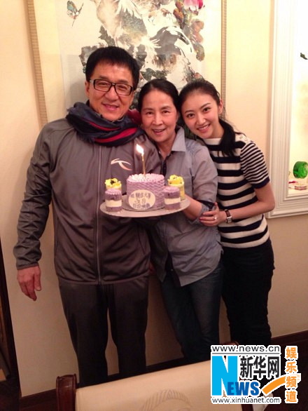 景甜横店祝<em>成龙</em>60大寿大哥59岁庆生私房照 _