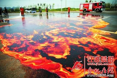 合肥:油罐车面包车相撞 碱液外流马路成红色海