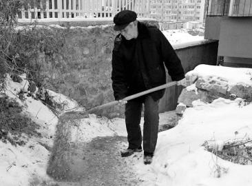 吉林一老人见邻居雪天摔跟头 义务扫雪13年(图)