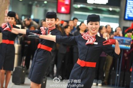 南京:空姐手牵拉杆箱在机场玩快闪 随音乐跳舞