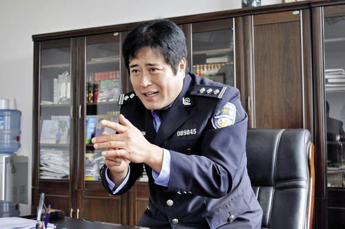 河北遵化:副市长空手夺刀制服劫持人质的歹徒