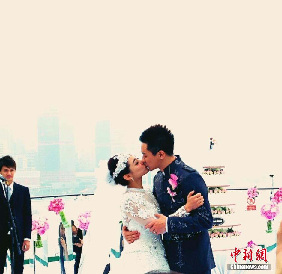 2013年12月8日，体操公主刘璇举行浪漫海上婚礼，与老公王弢游轮之上宴请宾朋。图片来源：Osports全体育图片社
