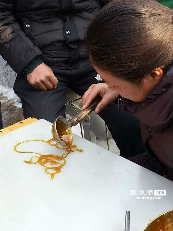 2014宝丰马街书会精彩开锣 民间艺人表演吹糖