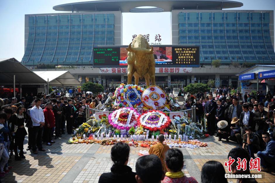 昆明暴恐案遇难者"头七"市民悼念(组图)