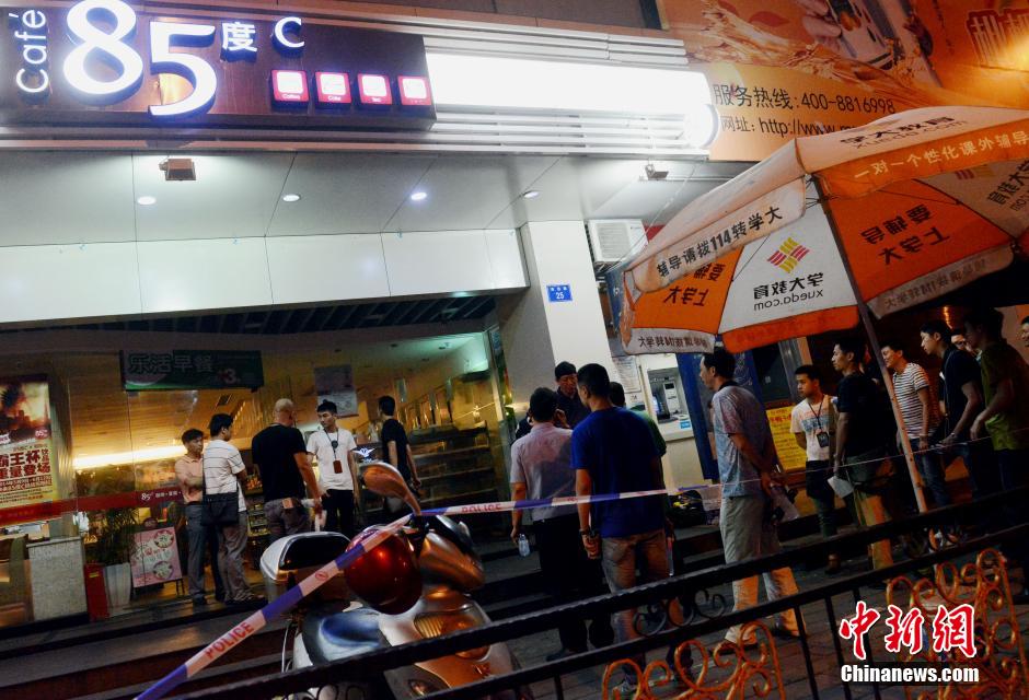 福州砍人事件致2死 餐馆老板超市员工合力摁倒