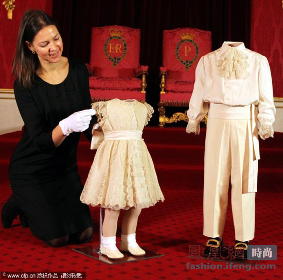英皇室展出王子公主童装 查尔斯王子与小马哥