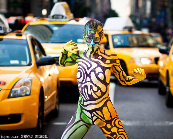 美时代广场裸模展现人体彩绘引哗然