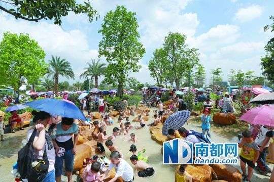 广州8个儿童公园开放首日挤爆棚104个孩子走丢
