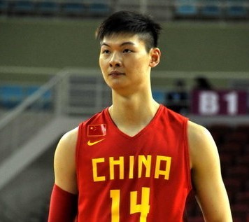 经纪人:王哲林伤病不严重 疲劳导致膝盖积水