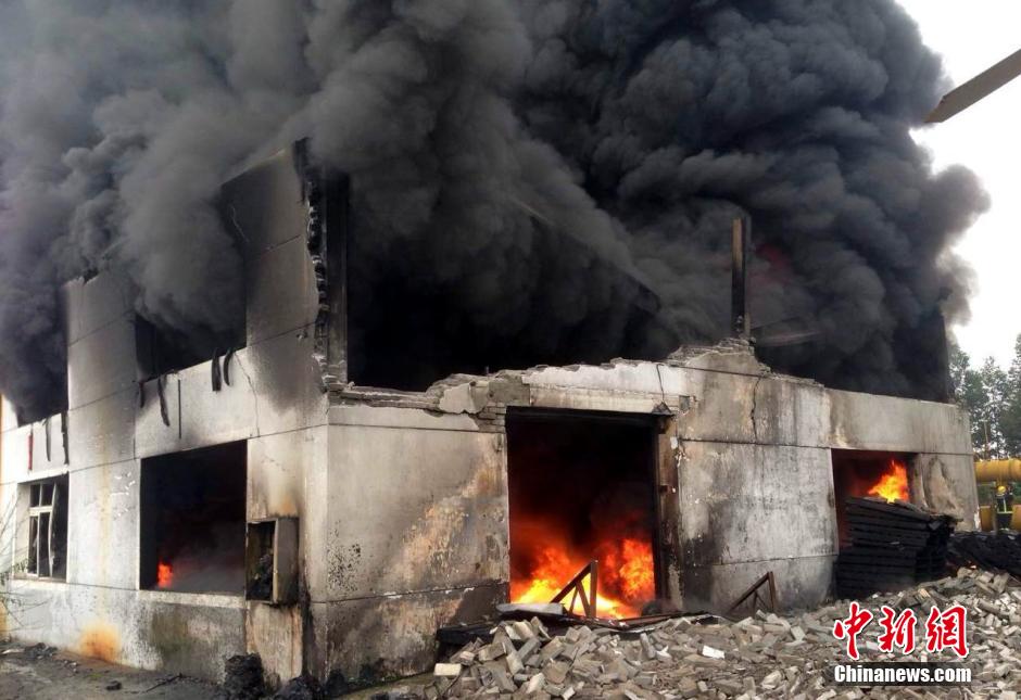 赣州泰普化工厂被烧800余平米 80余消防扑救