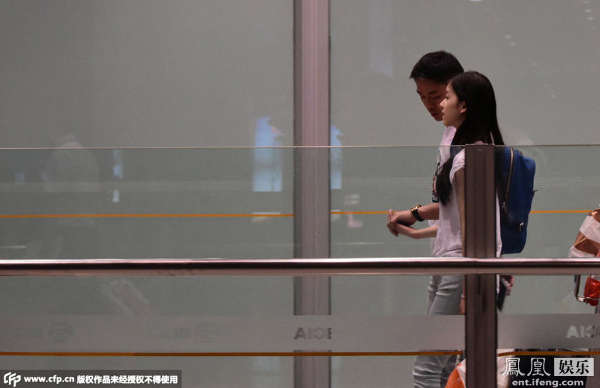 奶茶妹妹刘强东十指相扣甜蜜回京