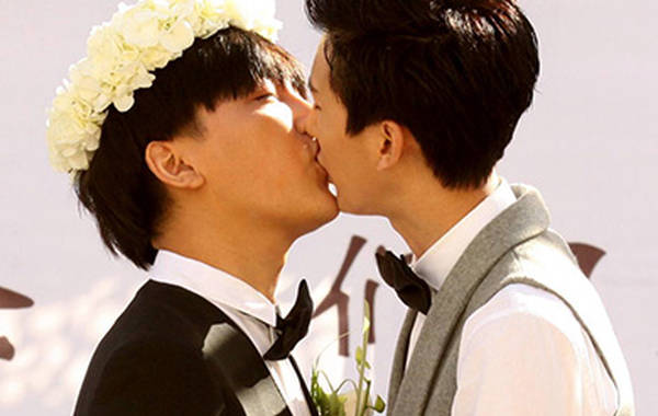勇敢爱!“男版周迅”金朴俊与同性男友结婚 当众舌吻
