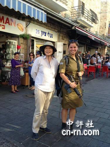 蔡英文在以色列逛市场 与女兵亲密合照(图)