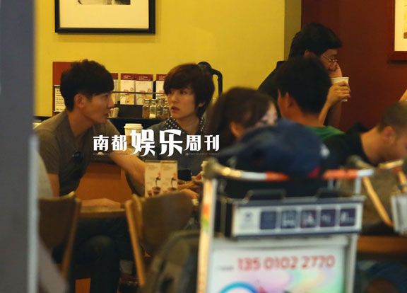 郭京飞鲍莉机场接陆毅鲍蕾 “一家四口”甜蜜聚会