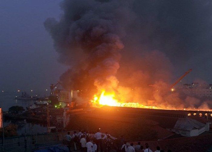 14日凌晨，印度基洛级潜艇“辛杜拉克沙克”号在孟买海军造船厂爆炸起火后沉没，大量官兵跳艇逃生，仍有18人失踪。目前印度军方尚不清楚起火原因。（凤凰网山东频道据新华网、南都网综合整理）