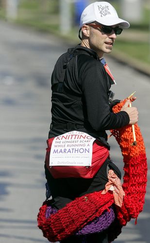 男子跑马拉松时织出近4米长围巾破世界纪录（图）