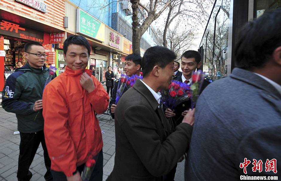 济南11路公交光棍节坐车送玫瑰