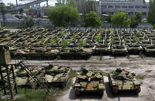 几被遗忘：在距离俄罗斯边境仅32公里的哈尔科夫城，荒废的坦克修配厂停满了成排的废旧坦克，这些曾经的致命战争机器现在正处于休眠中。
