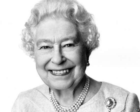英女王21日迎88岁生日王室公布其最新肖像（图）