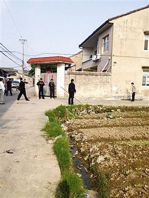  民警和男子在农田里对峙网友“阿多猪”供图