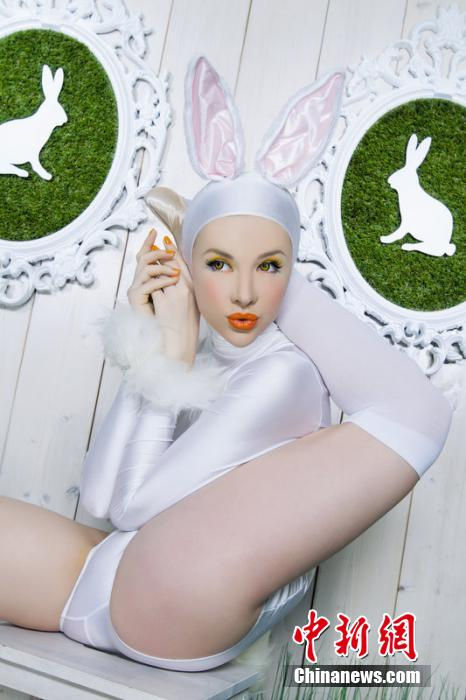 <em>俄罗斯</em>柔术美女拍日历写真 柔体诱惑风情万种