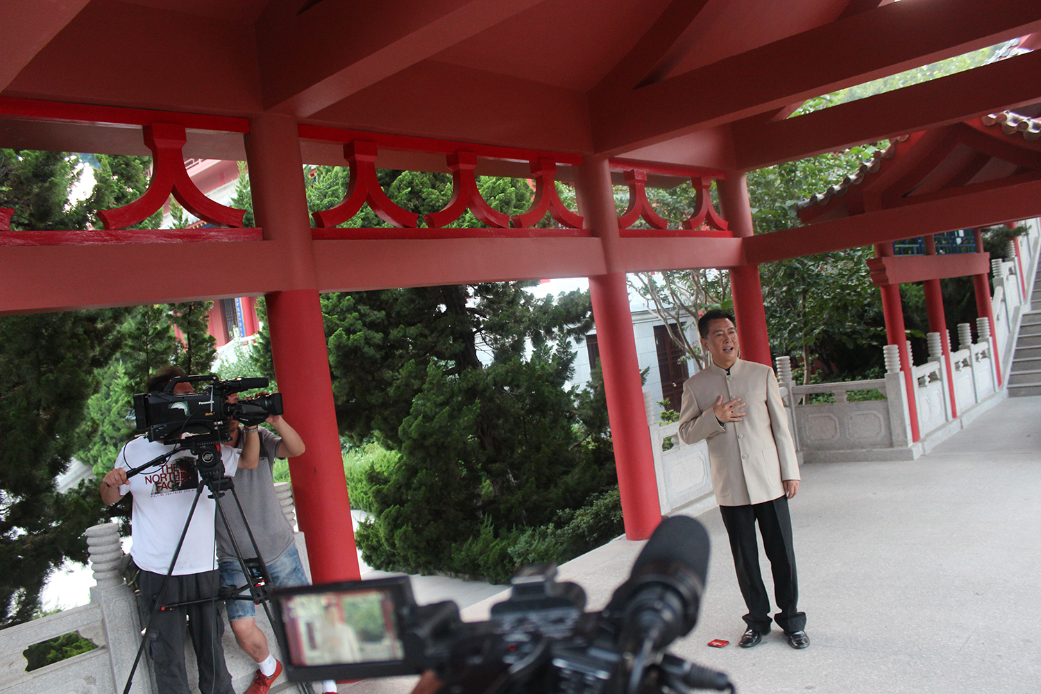 国宝档案主持人任志宏来赤山风景区拍摄