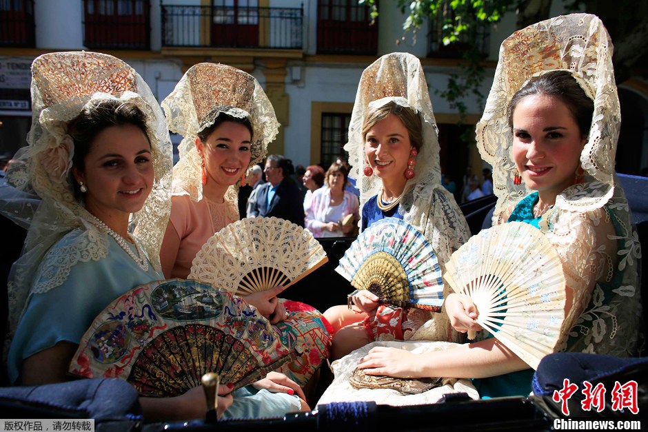 西班牙马车展 女士穿传统披风显淑女本色