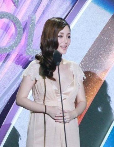 李小璐晒大肚自拍照 胸围暴涨(组图)