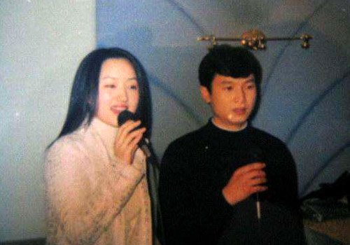 杨钰莹和赖文峰 (点击图片进入下一页) 杨钰莹 杨钰莹,女,生于1971年