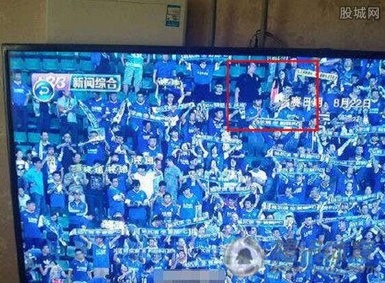 太狗血了 男子携小三看球被直播 妻子现场捉奸