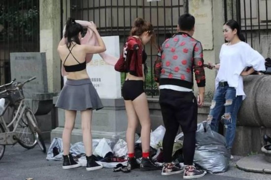 女模当街更衣当众脱掉裤子裙子只<em>穿内衣内裤</em>(