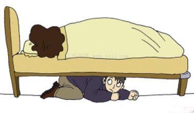 小偷床下躲一夜 刚想作案被抓个正着奇葩小偷