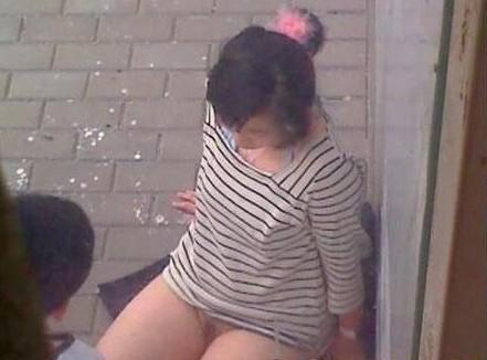 鹿寨县一男子为博欢心烧车 情侣间的疯狂行为小树林玩野战_厦门频道_凤凰网