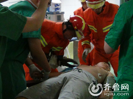 泰安12岁男孩手臂遭铁栏刺穿 消防员与医生一