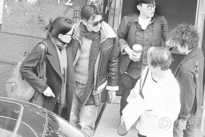 窦靖童支持锋菲恋 三人一同外出场面和谐(图