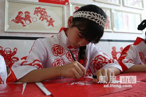 济南市天桥区举行首届师生艺术剪纸展示活动