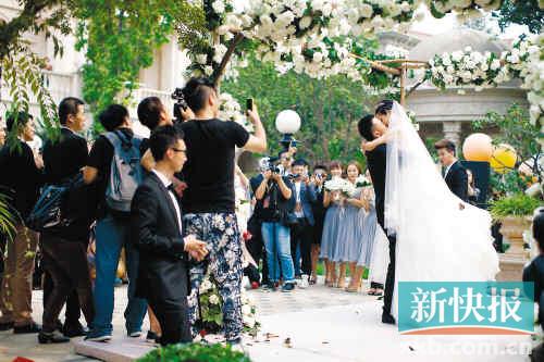 <em>何洁</em>赫子铭浪漫大婚:公婆急着抱孙子 释小龙送