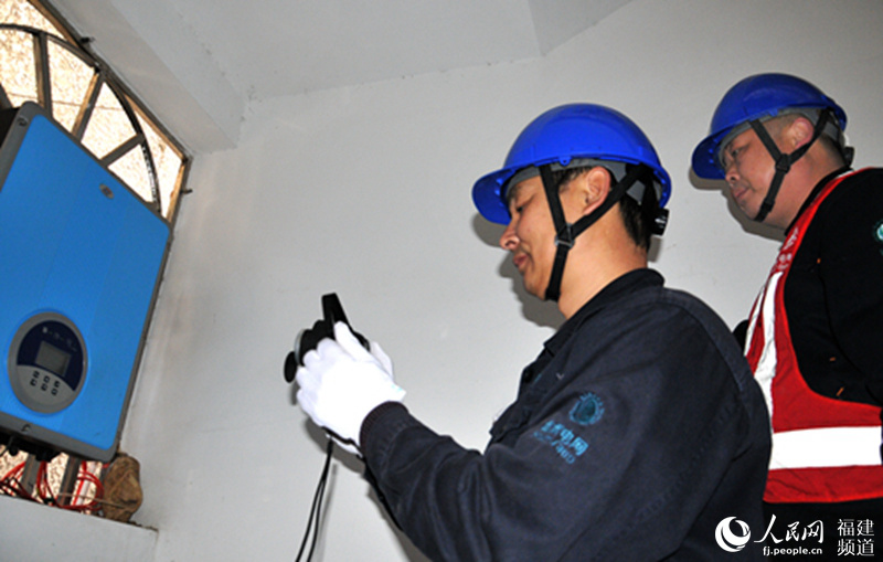 福建六旬老人建光伏发电站推广新能源